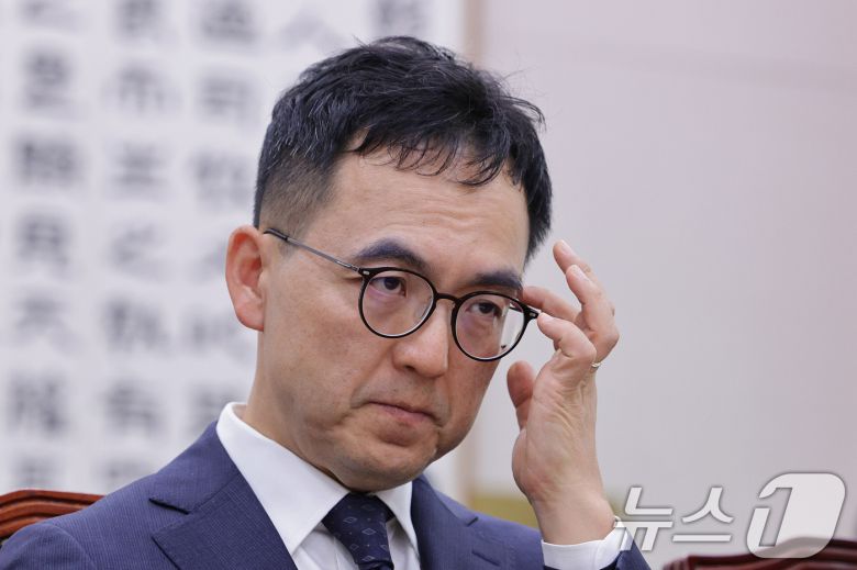 구자현 서울고검장이 지난달 23일 서울 여의도 국회 법제사법위원회에서 열린 서울고등검찰청·서울중앙지방검찰청 등에 대한 국정감사에서 생각에 잠겨 있다./뉴스1 ⓒ News1 신웅수 기자