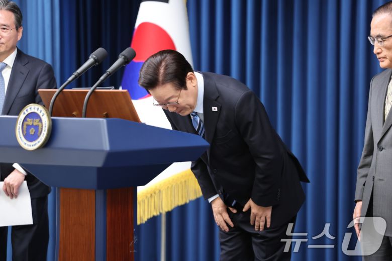 이재명 대통령이 14일 서울 용산 대통령실 청사에서 한·미 팩트시트 타결 관련 발표한 뒤 인사하고 있다. 2025.11.14/뉴스1 ⓒ News1 허경 기자