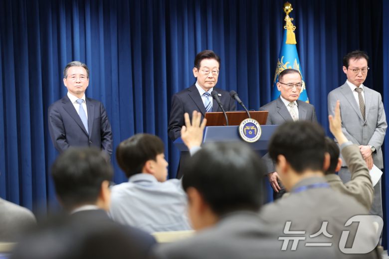 이재명 대통령이 14일 서울 용산 대통령실 청사에서 한·미 팩트시트 타결 관련 발표 후 질문을 받고 있다. 2025.11.14/뉴스1 2025.11.14/뉴스1 ⓒ News1 허경 기자