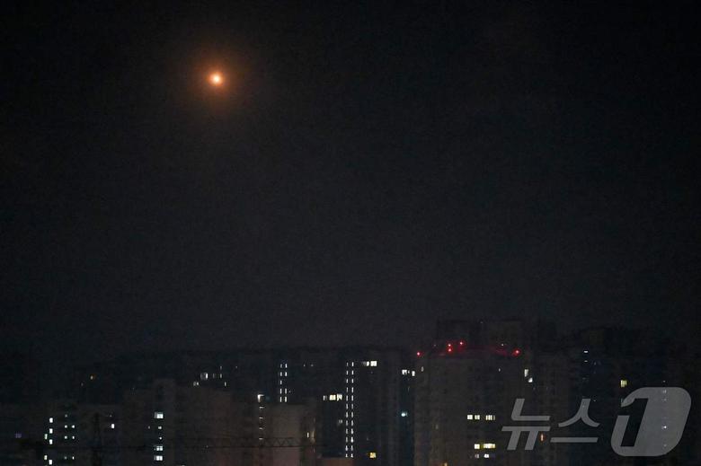 14일(현지시간) 키이우 상공에서 우크라이나 방공군이 러시아 드론을 향해 사격하고 있다. 2025.11.14. ⓒ AFP=뉴스1 ⓒ News1 이정환 기자