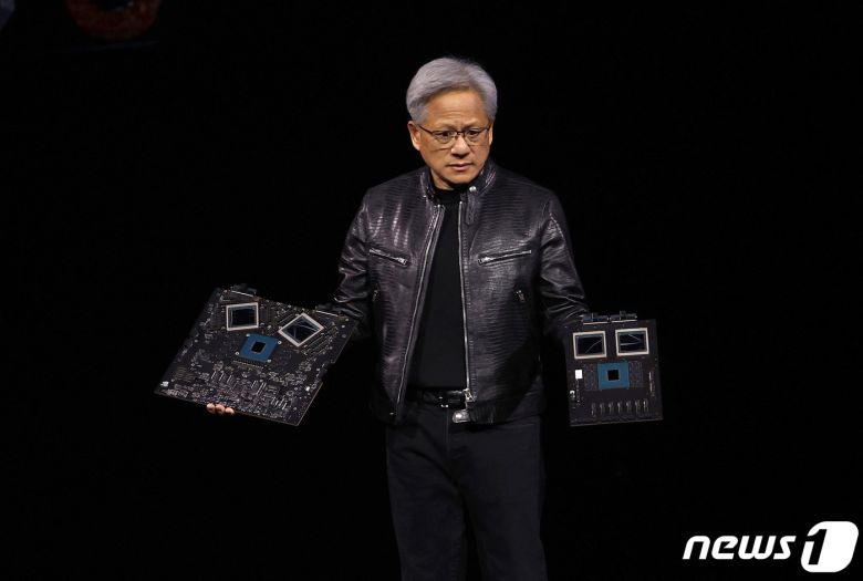 젠슨 황 엔비디아 최고경영자(CEO)가 18일(현지시간) 미국 캘리포니아 새너제이에서 진행된 엔비디아 주최 연례 개발자 회의 'GTC 2024'에서 생성형 인공지능(AI) 모델을 겨냥한 차세대 그래픽처리장치(GPU) 블랙웰(제품명 B200)을 공개하고 있다. 2024.3.18. ⓒ AFP=뉴스1 ⓒ News1 김성식 기자
