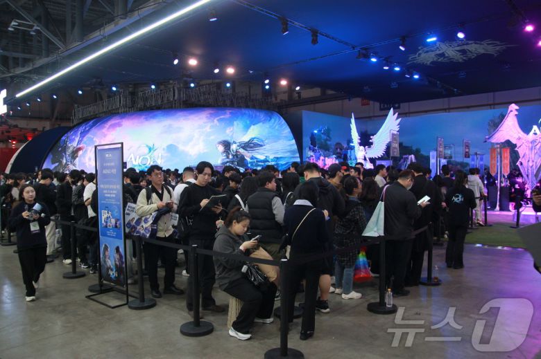 14일 부산 벡스코 제1전시장에서 엔씨소프트 신작 '아이온2' 시연 대기 줄이 길게 늘어서 있다.2025.11.14/뉴스1 ⓒ News1 김민재 기자