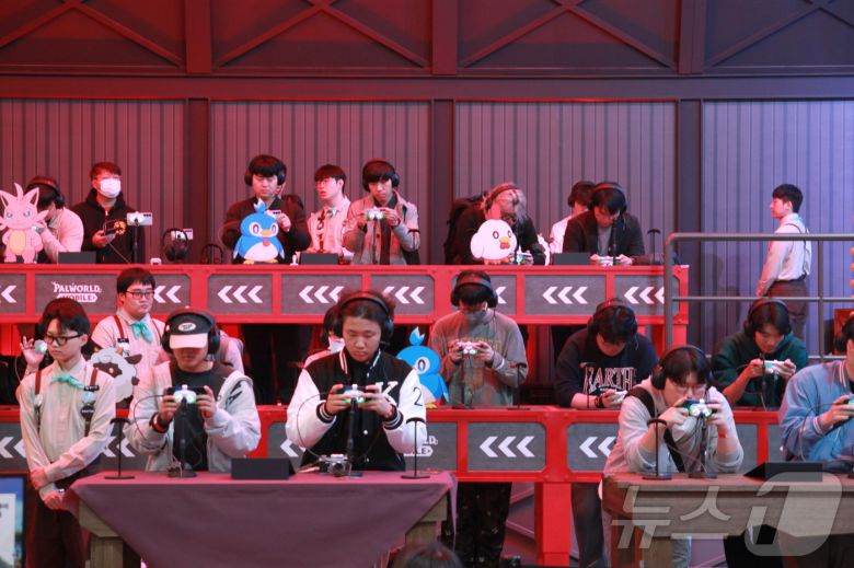 14일 오전 부산 벡스코 제1전시장의 크래프톤 부스를 찾은 방문객들이 신작  '팰월드 모바일'을 체험하고 있다. 2025.11.14/뉴스1 ⓒ News1 김민재 기자