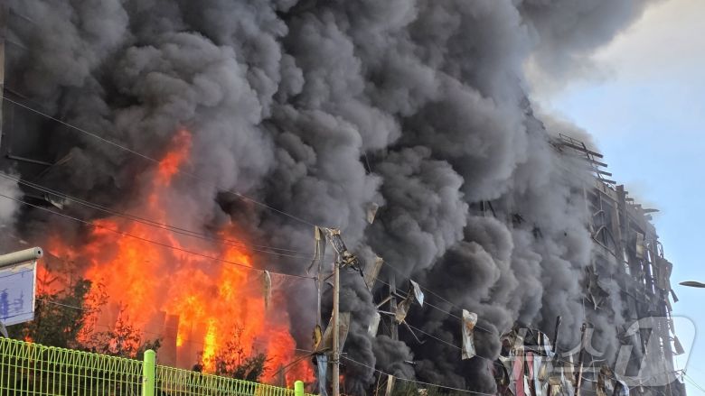 15일 오전 충남 천안 동남구 이랜드패션 물류센터에서 발생한 화재가 7시간이 지나도록 꺼지지 않고 있다. 소방 당국은 대응 2단계를 유지한 채 화재를 진화 중이다. 2025.11.15/뉴스1 ⓒ News1 이시우 기자