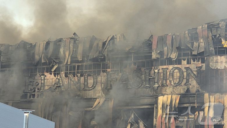 15일 오전 충남 천안 동남구 이랜드패션 물류센터에서 발생한 화재로 건물 외벽 자재가 떨어져 나갔다. 소방 당국은 대응 2단계로 격상해 화재를 진화 중이다. 2025.11.15/뉴스1 ⓒ News1 이시우 기자
