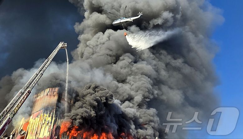 15일 오전 충남 천안 동남구 이랜드패션 물류센터에서 화재가 발생해 소방헬기가 물을 뿌리고 있다. 소방 당국 대응 2단계로 격상해 화재를 진화 중이다. 2025.11.15/뉴스1 ⓒ News1 이시우 기자