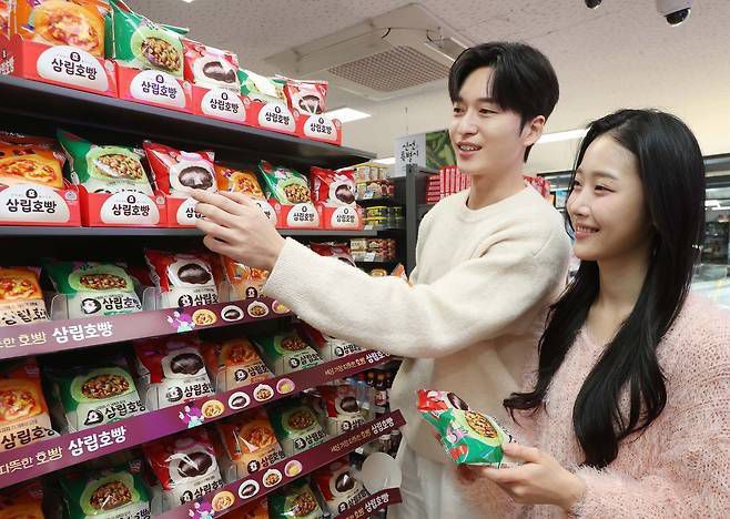 모델들이 SPC삼립 간식 삼립호빵을 고르는 모습.(SPC삼립 제공)