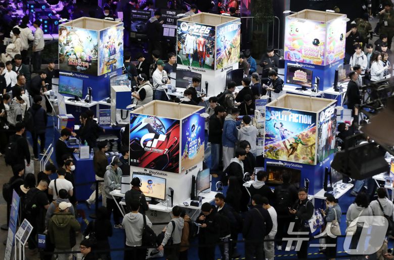 13일 부산 해운대구 벡스코 제1전시장에서 열린 국내 최대 게임전시회 '지스타 2025'가 관람객들로 북적이고 있다.  2025.11.13/뉴스1 ⓒ News1 윤일지 기자