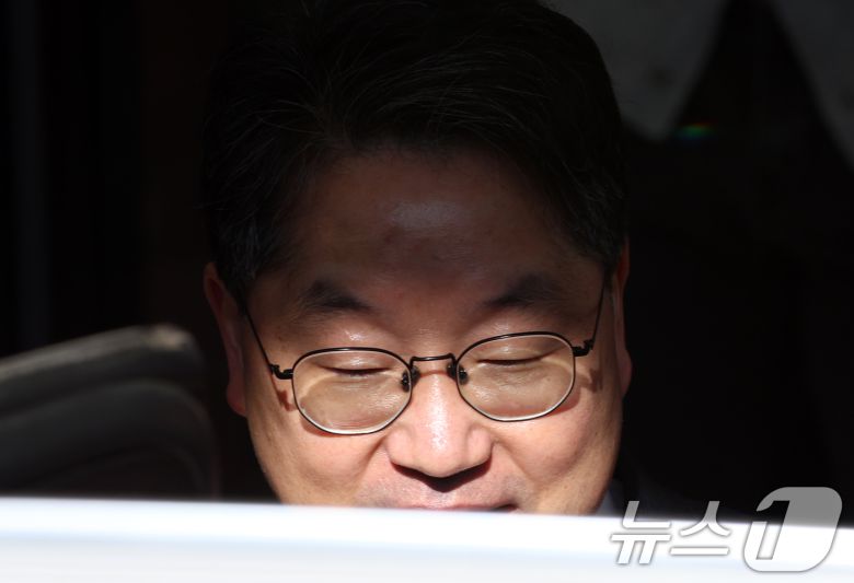 노만석 검찰총장 직무대행이 14일 오전 서울 서초동 대검찰청에서 열린 비공개 퇴임식을 마치고 청사를 나서고 있다. 2025.11.14/뉴스1 ⓒ News1 김명섭 기자