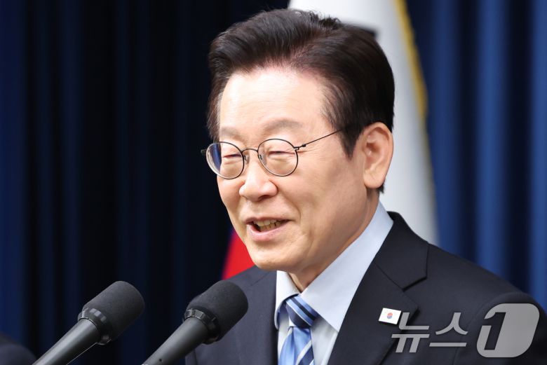 이재명 대통령이 14일 서울 용산 대통령실 청사에서 한·미 팩트시트 타결 결과를 발표한 뒤 기자들의 질문에 답변하고 있다. 2025.11.14/뉴스1 ⓒ News1 허경 기자