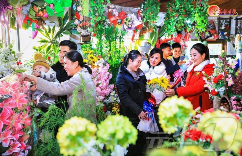 (평양 노동신문=뉴스1) = 북한 노동당 기관지 노동신문은 16일 '어머니날'을 맞아 미래과학자거리의 어느한 꽃매대에서 "꽃을 고르는 사람들의 얼굴마다 어머니에 대한 깊은 정과 사랑이 함뿍 어려 있었다"며 "사랑과 정, 고상한 도덕의 이심으로 아름다운 사회주의 생활의 참모습이 얼마나 진실하게 비껴있다"라고 보도했다. [국내에서만 사용가능. 재배포 금지. DB 금지. For Use Only in the Republic of Korea. Redistribution Prohibited] rodongphoto@news1.kr