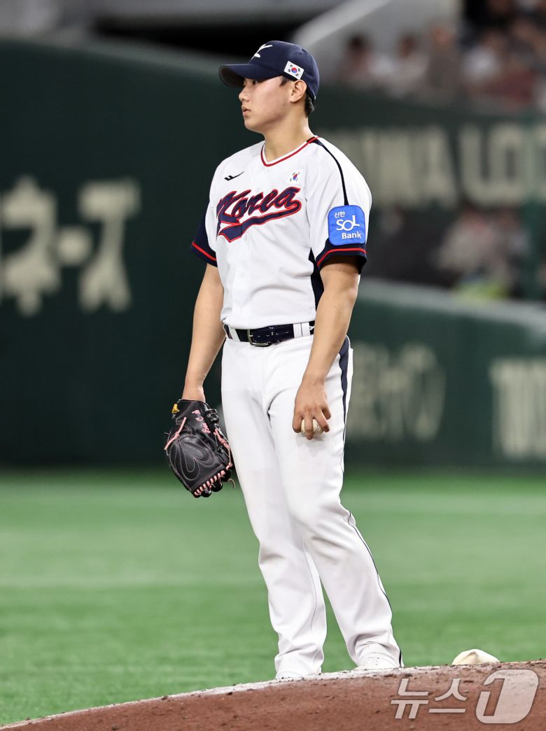 16일 오후 일본 도쿄돔에서 열린 월드베이스볼클래식(WBC) 대비 평가전 '2025 케이 베이스볼 시리즈(K-BASEBALL SERIES)' 일본과의 2차전 경기. 대한민국 투수 배찬승이 8회초 일본공격 2사 만루때 모리시타에게 밀어내기 볼넷을 허용한 뒤 아쉬워하고 있다. 2025.11.16/뉴스1 ⓒ News1 구윤성 기자