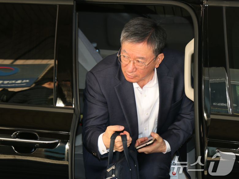 정성호 법무부 장관이 14일 오전 경기 과천시 정부과천청사 법무부로 출근을 하고 있다. 2025.11.14/뉴스1 ⓒ News1 김영운 기자