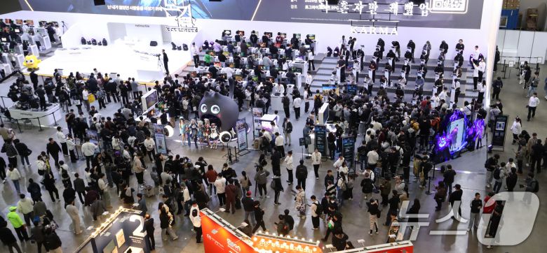 13일 부산 해운대구 벡스코 제1전시장에서 열린 국내 최대 게임전시회 '지스타 2025'가 관람객들로 북적이고 있다. 2025.11.13/뉴스1 ⓒ News1 윤일지 기자