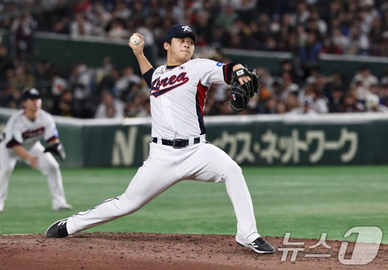 16일 오후 일본 도쿄돔에서 열린 월드베이스볼클래식(WBC) 대비 평가전 '2025 케이 베이스볼 시리즈(K-BASEBALL SERIES)' 일본과의 2차전 경기. 대한민국 투수 박영현이 6회초 등판해 역투하고 있다. 2025.11.16/뉴스1 ⓒ News1 구윤성 기자