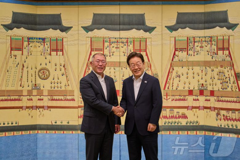 이재명 대통령이 정의선 현대자동차그룹 회장과 회동에서 기념촬영을 하고 있다. (대통령실 제공. 재판매 및 DB금지) 2025.7.18/뉴스1 ⓒ News1 DB