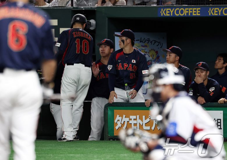 16일 오후 일본 도쿄돔에서 열린 월드베이스볼클래식(WBC) 대비 평가전 '2025 케이 베이스볼 시리즈(K-BASEBALL SERIES)' 일본과의 2차전 경기. 4회초 일본의 공격 1사 만루 이소바타의 밀어내기 볼넷으로 동점을 만든 기시다가 동료들과 기쁨을 나누고 있다. 2025.11.16/뉴스1 ⓒ News1 구윤성 기자