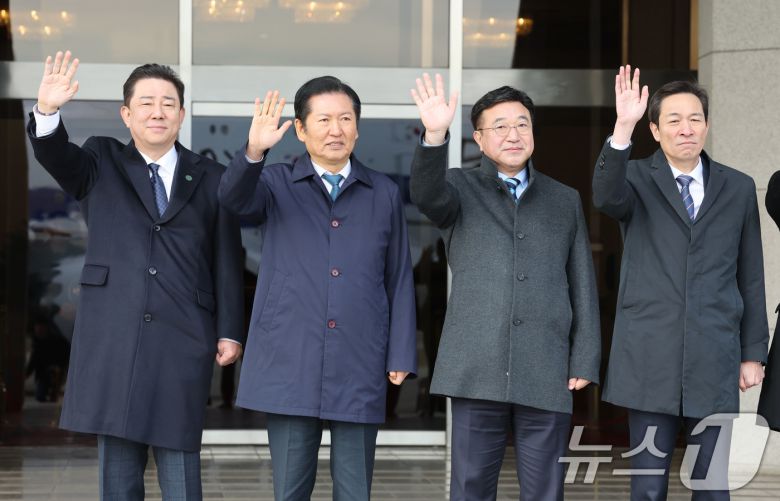더불어민주당 김병기 원내대표(왼쪽부터), 정청래 대표, 윤호중 행정안전부 장관, 우상호 정무수석이 17일 오전 경기 성남 서울공항에서 주요 20개국(G20) 정상회의 참석을 위해 출국하는 이재명 대통령을 환송하고 있다. 2025.11.17/뉴스1 ⓒ News1 이광호 기자