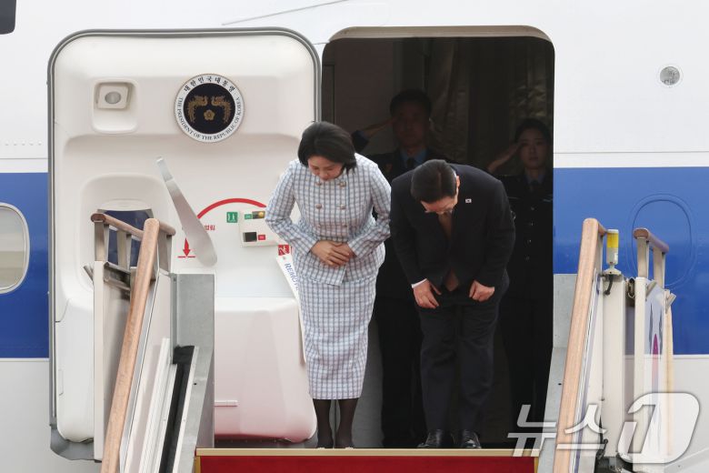 이재명 대통령과 김혜경 여사가 17일 오전 주요 20개국(G20) 정상회의 참석을 계기로 아프리카와 중동 등 4개국 순방을 위해 경기 성남 서울공항을 통해 출국하며 인사하고 있다. 2025.11.17/뉴스1 ⓒ News1 이광호 기자