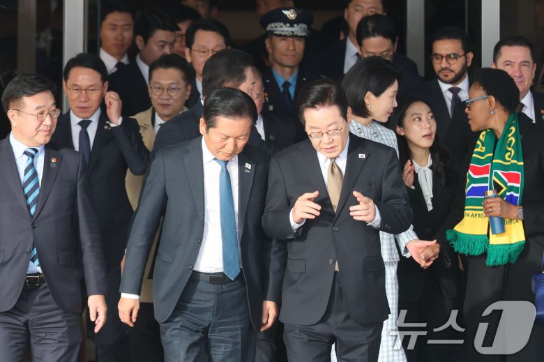 이재명 대통령이 17일 오전 주요 20개국(G20) 정상회의 참석을 계기로 아프리카와 중동 등 4개국 순방을 위해 경기 성남 서울공항에 도착, 정청래 더불어민주당 대표와 대화하며 공군1호기로 이동하고 있다. 2025.11.17/뉴스1 ⓒ News1 이광호 기자