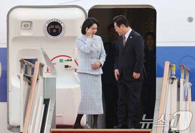 이재명 대통령과 김혜경 여사가 17일 오전 주요 20개국(G20) 정상회의 참석을 계기로 아프리카와 중동 등 4개국 순방을 위해 경기 성남 서울공항에서 공군1호기에 오르고 있다. 2025.11.17/뉴스1 ⓒ News1 이광호 기자