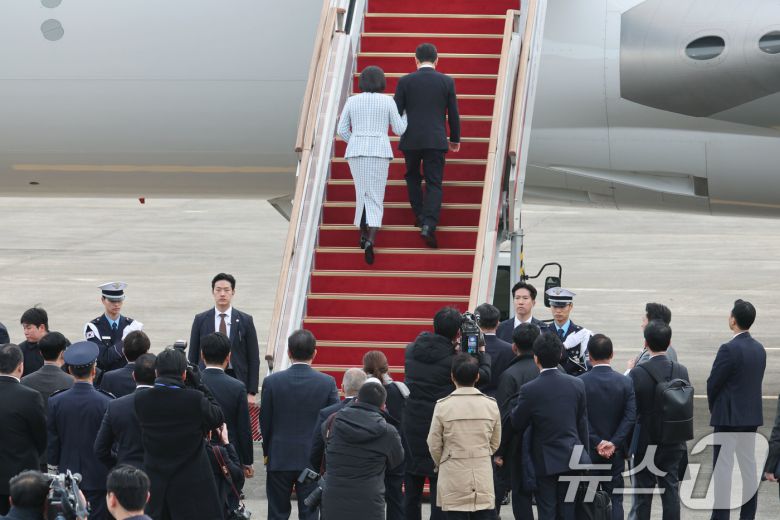 이재명 대통령과 김혜경 여사가 17일 오전 주요 20개국(G20) 정상회의 참석을 계기로 아프리카와 중동 등 4개국 순방을 위해 경기 성남 서울공항에서 공군1호기에 오르고 있다. 2025.11.17/뉴스1 ⓒ News1 이광호 기자