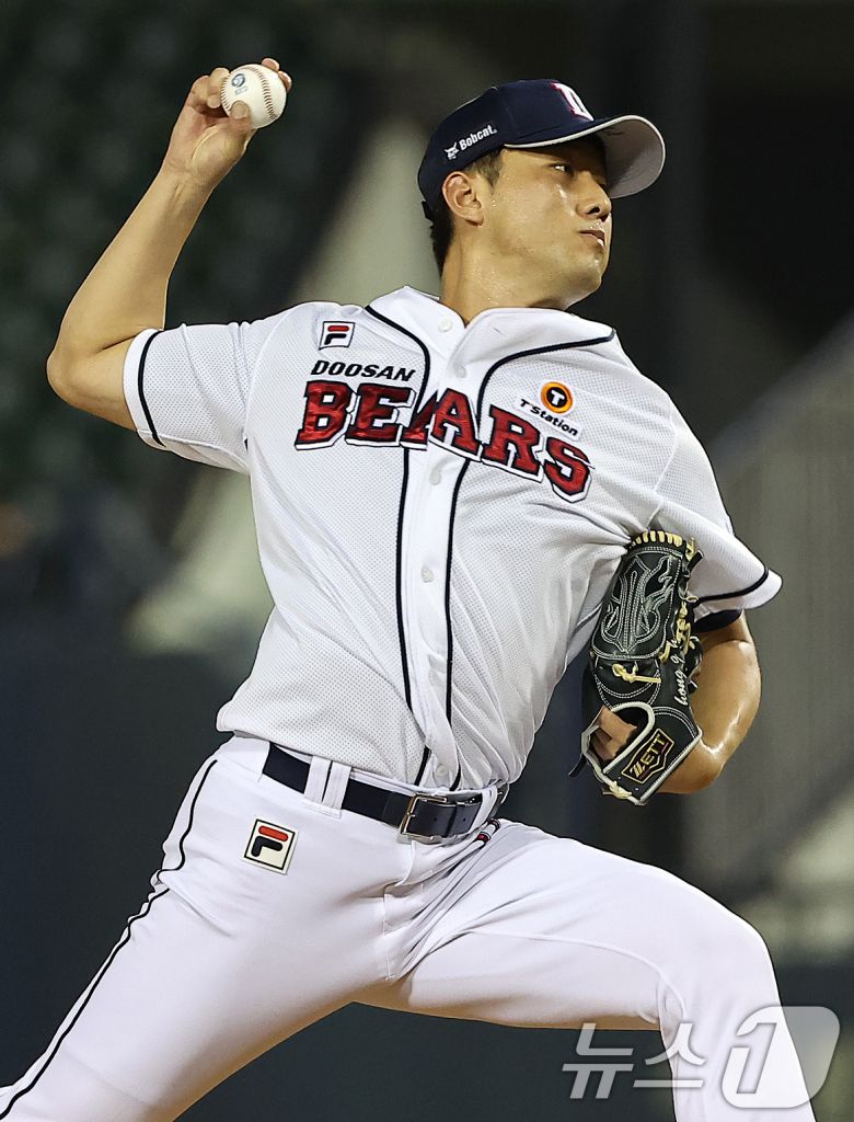 7일 오후 서울 송파구 잠실야구장에서 열린 ‘2024 신한 SOL 뱅크 KBO리그’ LG 트윈스와 두산 베어스의 경기, 두산 홍건희가 8회초 무사 2,3루 상황에 등판해 힘차게 공을 던지고 있다. 2024.8.7/뉴스1 ⓒ News1 김진환 기자