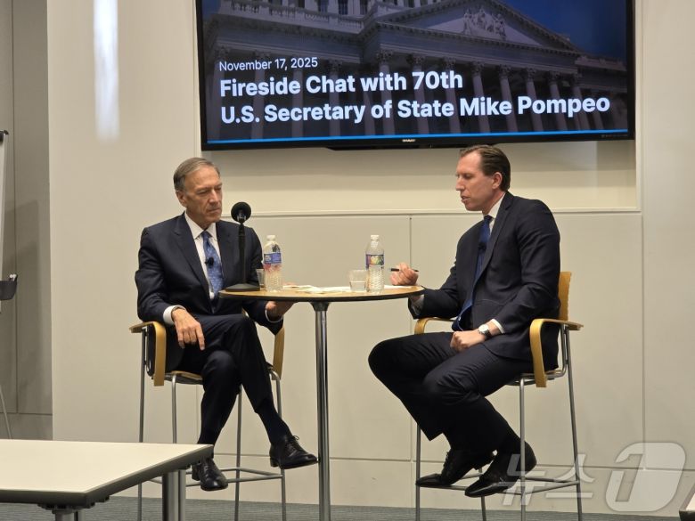 마이크 폼페이오 전 미국 국무부 장관(사진 좌측)과 폼페이오 장관 재임 시절 국무부 법률고문으로 일한 마릭 스트링(Marik String)이 17일(현지시간) 워싱턴DC 인근 버지니아주 페어팩스에서 열린 법무법인 대륙아주 개최 세미나에서 발언하고 있다. 2025.11.17. ⓒ News1 류정민 특파원