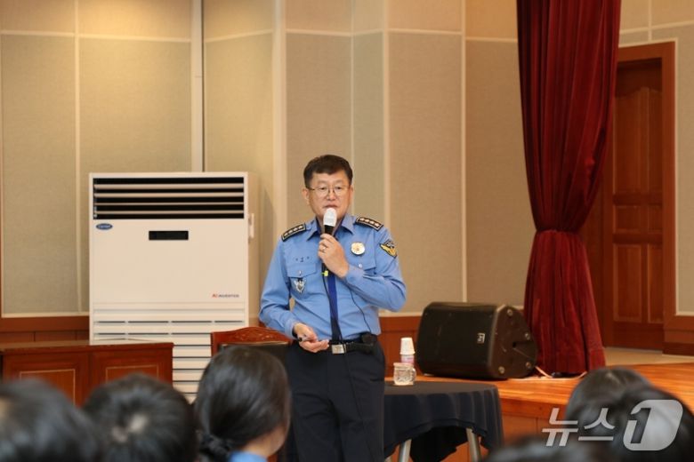 김용진 해양경찰청장이 19일 군산해양경찰서를 방문해 일선 직원들과 소통의 시간을 가졌다.(군산해경 제공. 재판매 및 DB금지)