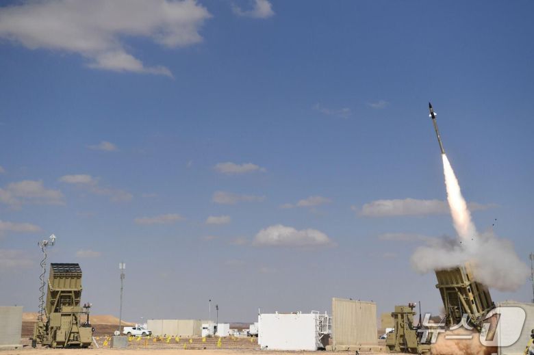 이스라엘이 운용중인 아이언돔 포대. 4~70㎞ 가량 떨어진 거리에서 날아오는 드론과 단거리 로켓포, 포탄, 박격포 등을 요격하도록 설계됐는데 1발당 비용이 4만~5만달러(약 5800만~7300만원)다. 출처: 이스라엘 국방부