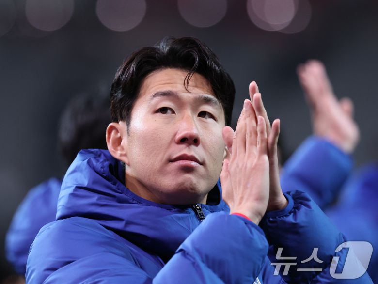 18일 서울 마포구 서울월드컵경기장에서 열린 ‘하나은행 초청 국가대표팀 친선경기’ 대한민국과 가나의 경기를 마친 손흥민이 팬들에게 인사를 하고 있다. 20225.11.18/뉴스1 ⓒ News1 박지혜 기자