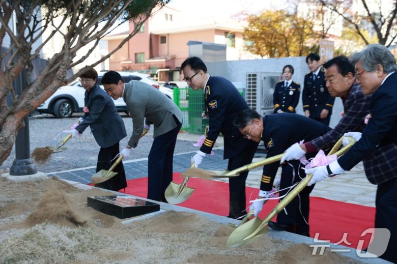 대구 달성경찰서 신청사 준공식에서 관계자들이 기념식수 행사를 가졌다.(대구경찰청 제공. 재판매 및 DB금지)