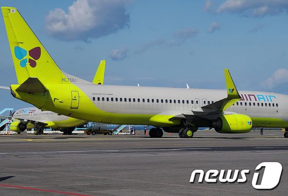 제주국제공항에서 진에어 여객기가 멈춰 서 있다. ⓒ News1 DB