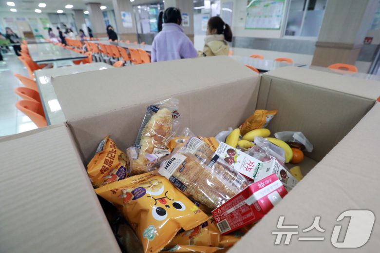 학교 급식·돌봄 업무 등에 종사하는 비정규직 노동자들이 총파업에 돌입한 20일 오전 충북 청주의 한 초등학교 급식실에 빵과 과일, 주스 등 대체식이 마련돼 있다. 2025.11.20/뉴스1 ⓒ News1 김용빈 기자