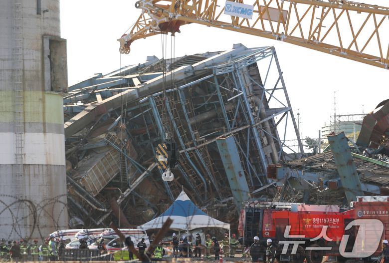 11일 울산 남구 남화동 한국동서발전 울산화력발전소 보일러 타워 붕괴 현장에서 소방대원들이 구조·수색 준비 작업을 하고 있는 가운데 크레인이 배치되고 있다. 2025.11.11/뉴스1 ⓒ News1 조민주 기자