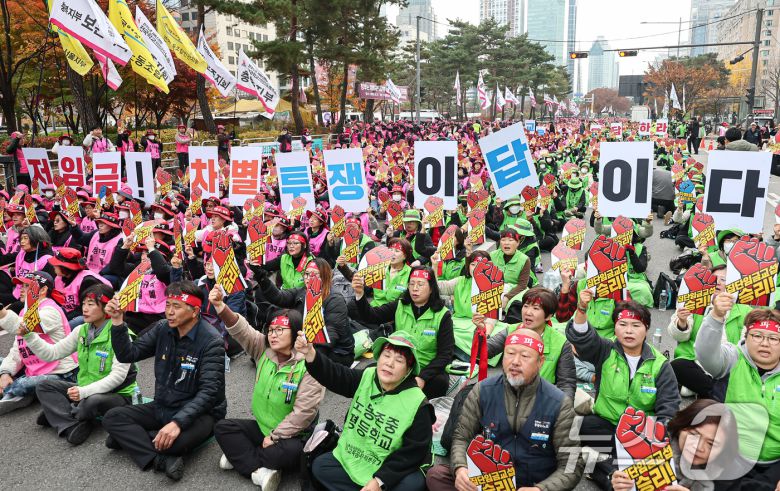 전국학교비정규직연대회의 활동가들이 20일 서울 영등포구 국회 앞 도로에서 열린 학교비정규직 노동자 1차 총파업 대회에서 비정규직 차별 철폐 등을 촉구하며 구호를 외치고 있다. 2025.11.20/뉴스1 ⓒ News1 김도우 기자