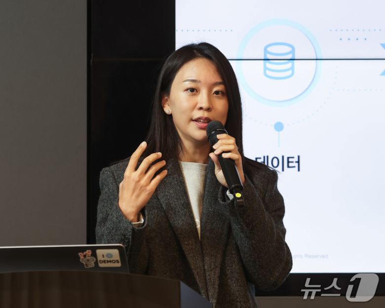 이수현 스노우플레이크 에반젤리스트가 서울 강남구 코엑스 스파크플러스에서 열린 인텔리전스 출시 기자간담회에서 발언하고 있다. 2025.11.20 뉴스1(스노우플레이크 제공)