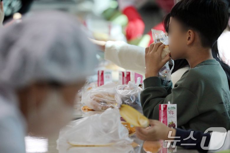 학교 급식·돌봄 업무 등에 종사하는 비정규직 노동자들이 총파업에 돌입한 20일 오전 충북 청주의 한 초등학교에서 학생들이 빵과 과일, 주스 등 대체식을 먹고 있다. 2025.11.20/뉴스1 ⓒ News1 김용빈 기자