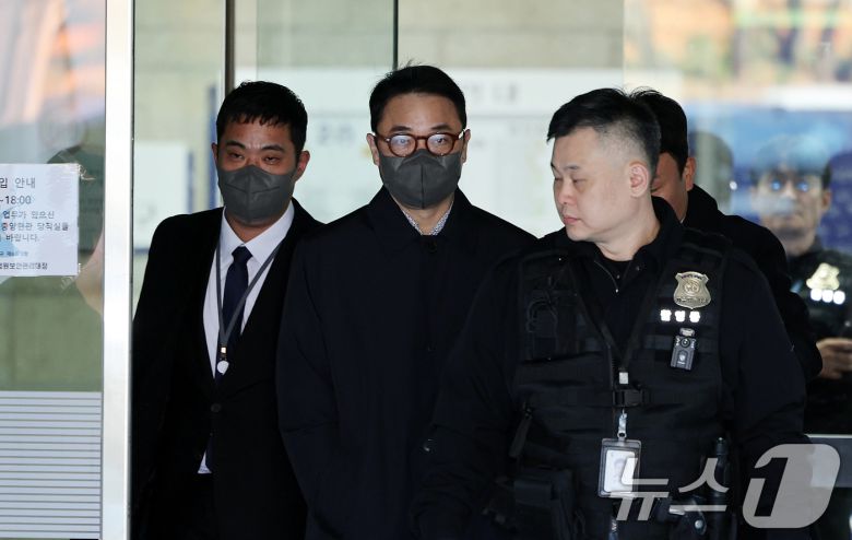 양평 공흥지구 개발 특혜 의혹에 연루된 김건희 여사의 오빠 김진우씨가 19일 서울 서울 서초구 서울중앙지법에서 열린 구속 전 피의자 심문(영장실질심사)을 마친 뒤 법원을 빠져나가고 있다. 2025.11.19/뉴스1 ⓒ News1 이호윤 기자