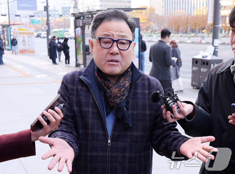 서성빈 드론돔 대표가 20일 서울 광화문 KT 빌딩에 마련된 김건희특검 사무실로 출석하기 앞서 취재진 질문에 답하고 있다. 2025.11.20/뉴스1 ⓒ News1 박지혜 기자