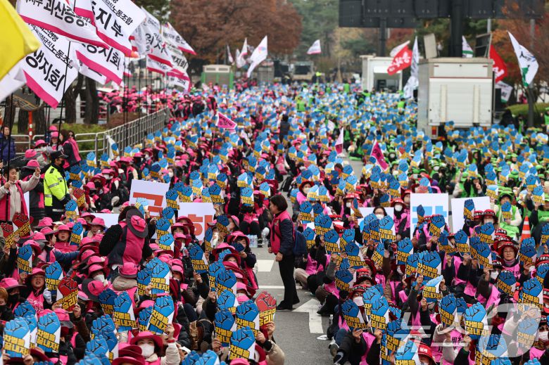 전국학교비정규직연대회의 활동가들이 20일 서울 영등포구 국회 앞 도로에서 열린 학교비정규직 노동자 1차 총파업 대회에서 비정규직 차별 철폐 등을 촉구하며 구호를 외치고 있다. 2025.11.20/뉴스1 ⓒ News1 김도우 기자