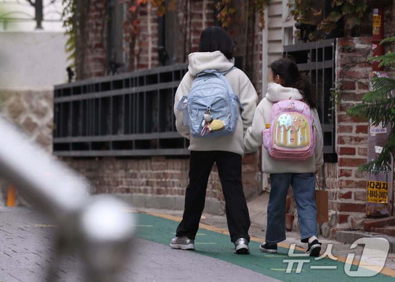 학교 급식·돌봄 업무 등에 종사하는 비정규직 노동자들이 총파업에 돌입한 20일 오전 서울의 한 초등학교에서 학생들이 등교하고 있다.  2025.11.20/뉴스1 ⓒ News1 구윤성 기자
