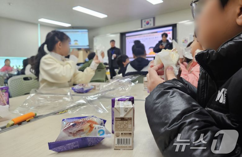 학교 급식·돌봄 업무 등에 종사하는 비정규직 노동자들이 총파업에 돌입한 20일 오전 충북 청주의 한 초등학교에서 학생들이 빵과 과일, 주스 등 대체식을 먹고 있다. 2025.11.20/뉴스1 ⓒ News1 이재규 기자
