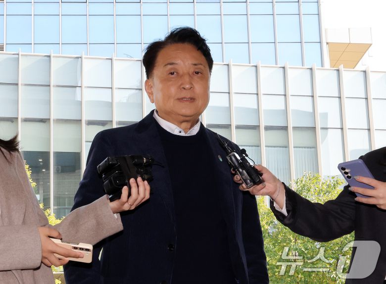 오송참사 국정조사에서 위증한 혐의를 받고 있는 김영환 충북지사가 지난 4일 서울 영등포구 서울영등포경찰서에서 피의자 신분으로 조사받기 위해 출석하기 전 취재진 질문에 답변하고 있다. 2025.11.4/뉴스1 ⓒ News1 이호윤 기자