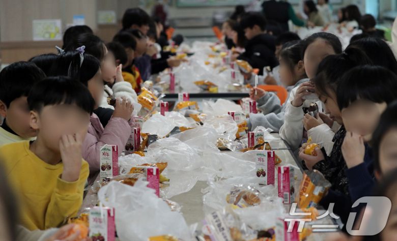 학교 급식·돌봄 업무 등에 종사하는 비정규직 노동자들이 총파업에 돌입한 20일 오전 충북 청주의 한 초등학교에서 학생들이 빵과 과일, 주스 등 대체식을 먹고 있다. 2025.11.20/뉴스1 ⓒ News1 김용빈 기자