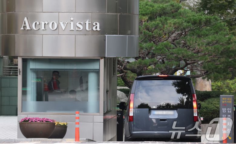 김건희 여사의 각종 의혹을 수사하는 민중기 특별검사팀이 6일 대통령 관저 이전 의혹과 관련해 윤석열 전 대통령 부부 주거지 등에 대한 강제수사에 착수했다. 2025.11.6/뉴스1 ⓒ News1 박지혜 기자