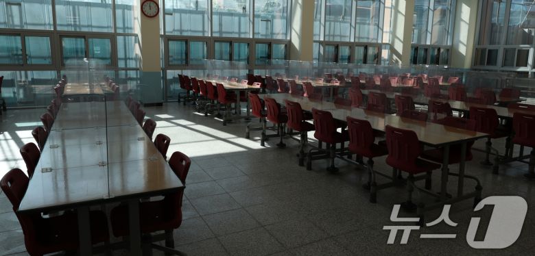 학교 급식·돌봄 업무 등에 종사하는 비정규직 노동자들의 총파업으로 급식이 중단된 21일 전북 전주시 한 초등학교 급식실이 텅 비어있다. 2025.11.21/뉴스1 ⓒ News1 유경석 기자