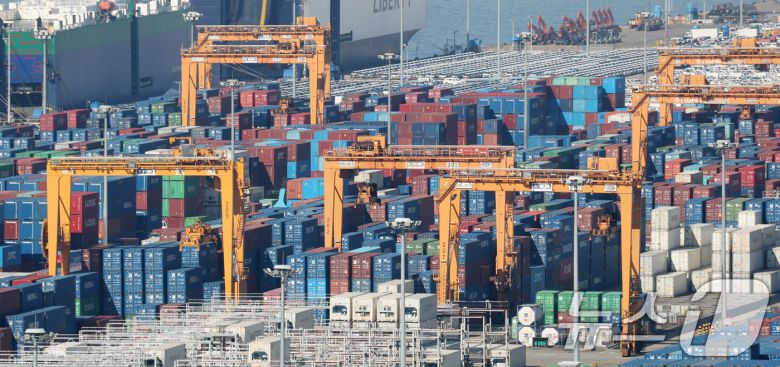 한미 양국이 14일 통상·안보 협상의 결과물인 '조인트 팩트시트'(공동 설명자료)를 발표했다. 미국이 공개한 한미 정상회담 조인트 팩트시트에 따르면 미국은 한국산 자동차와 자동차 부품 등에 대해 관세를 15% 인하한다고 명시했다. 사진은 이날 경기 평택시 포승읍 평택항에 수출용 컨테이너들이 쌓여있는 모습. 2025.11.14/뉴스1 ⓒ News1 김영운 기자