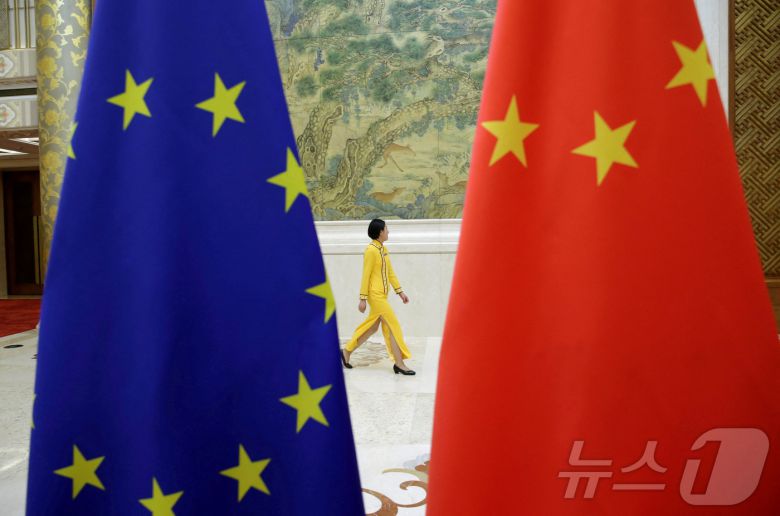 유럽연합기와 중국 오성홍기. (자료사진) ⓒ 로이터=뉴스1