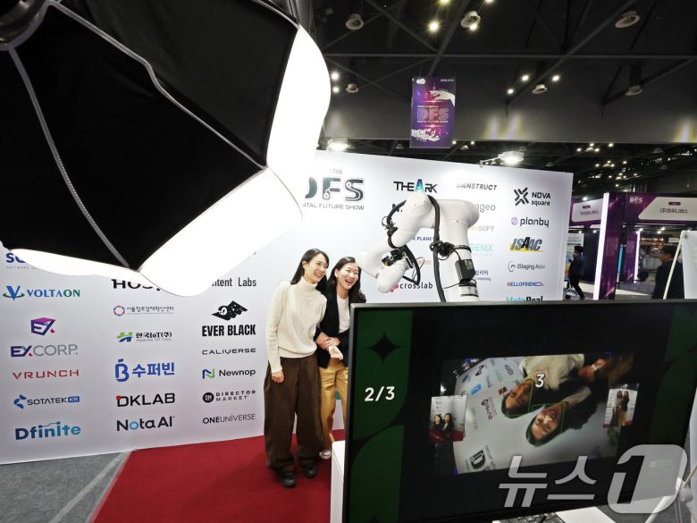 경기 고양시 일산서구 킨텍스에서 5일 열린 '2025 디지털퓨처쇼'에서 관람객이 AI 로봇 카메라 '포스트미'를 체험하고 있다. '/뉴스1 ⓒ News1 황기선 기자